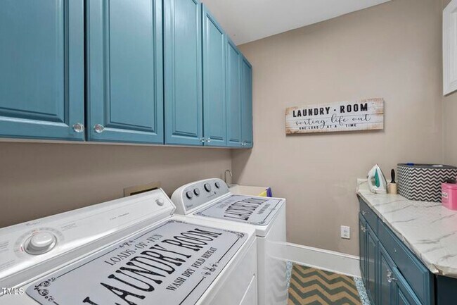 Building Photo - Spacious & Serene 5+ Bedroom Home in Sough...