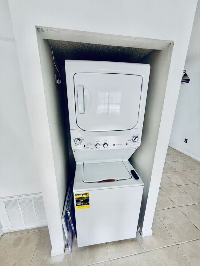 Building Photo - 2 Bed, 2.5 Bath Townhome