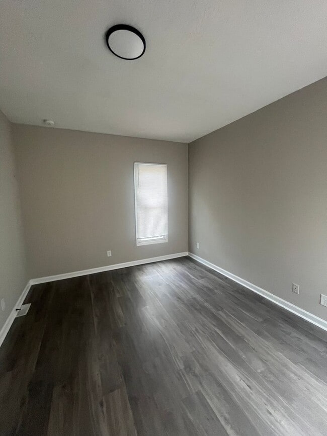 Building Photo - Gorgeous Updated 5 Bedroom/2.5 Bath House!