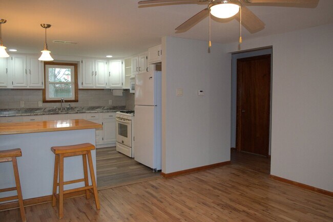 Building Photo - 416 Victoria Dr