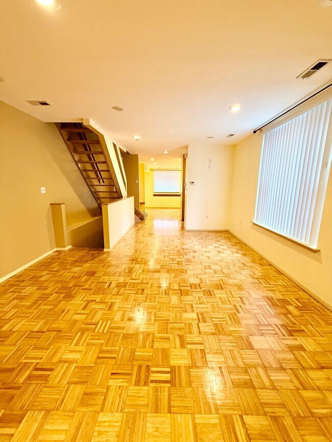 Building Photo - 3 bed 2.5 bath in Port Richmond with Garag...