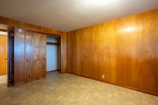 Building Photo - Spacious North Tacoma waterfront Unit with Million dollar Puget Sound Views