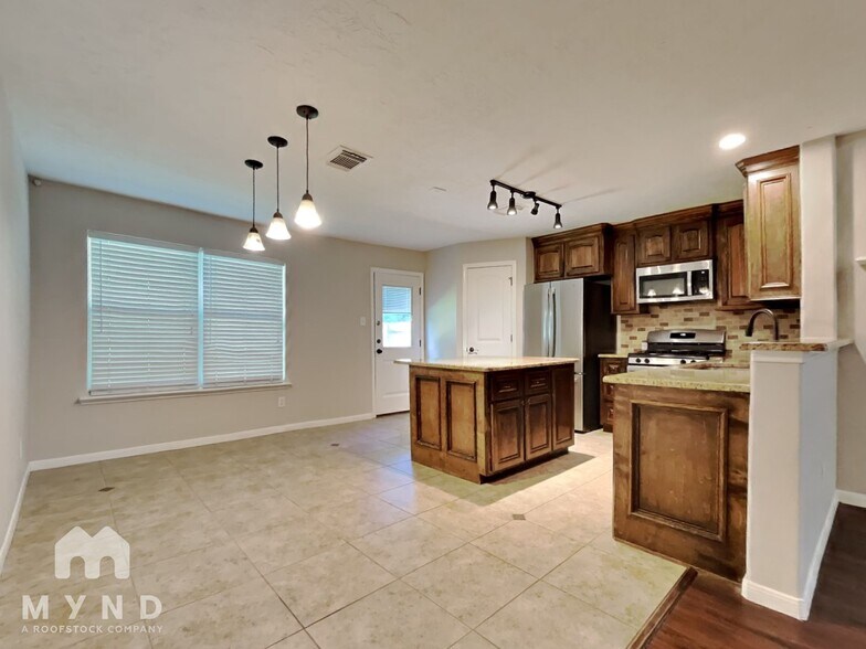 Building Photo - 18421 Sunrise Pines Dr