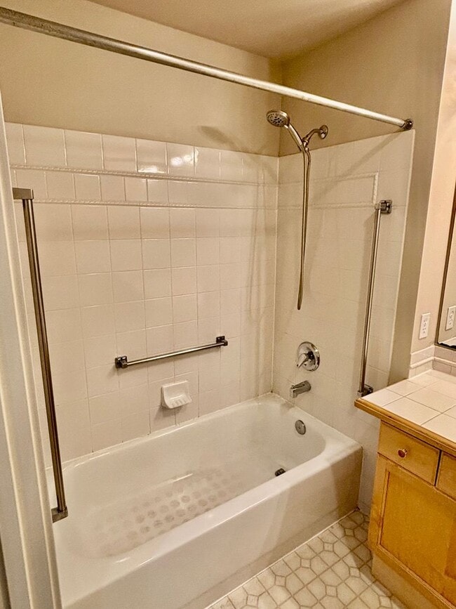 Building Photo - 2 Bed / 2 Bath Bellevue Condo $2,595/mo