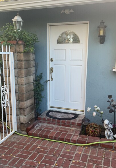 Building Photo - 10927 Woodley Ave