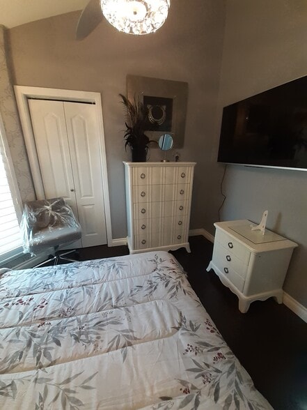 Closet, Furnishings, TV - 3437 Caspian Dr