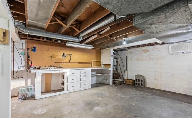 Building Photo - Move in ready