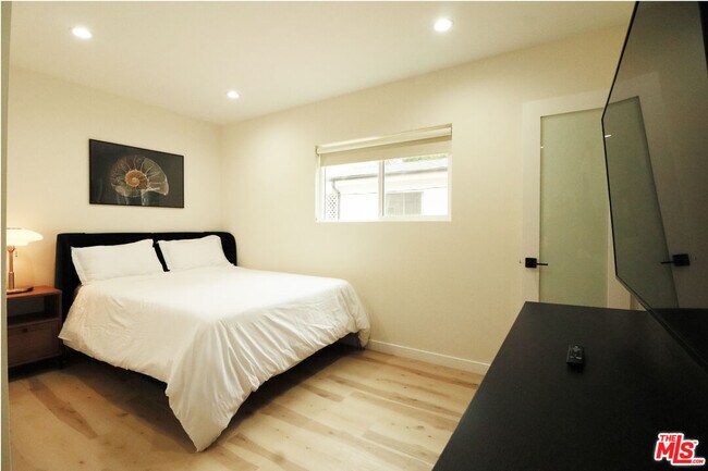 Building Photo - 9042 Phyllis Ave