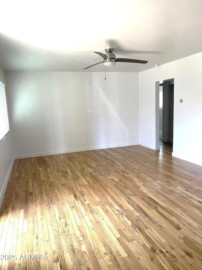 Building Photo - 106 E Linda Ln