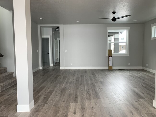 Building Photo - Spectacular newer 3 bed 2.5 bath custom ho...