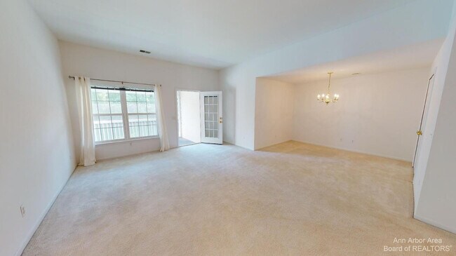 Building Photo - 2802 S Knightsbridge Cir