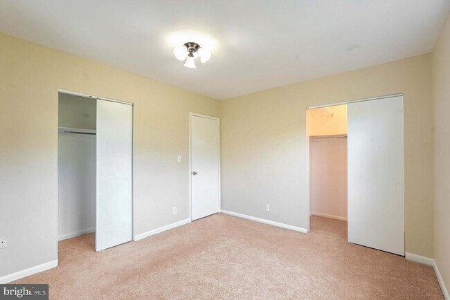 Building Photo - 2601 S Walter Reed Dr