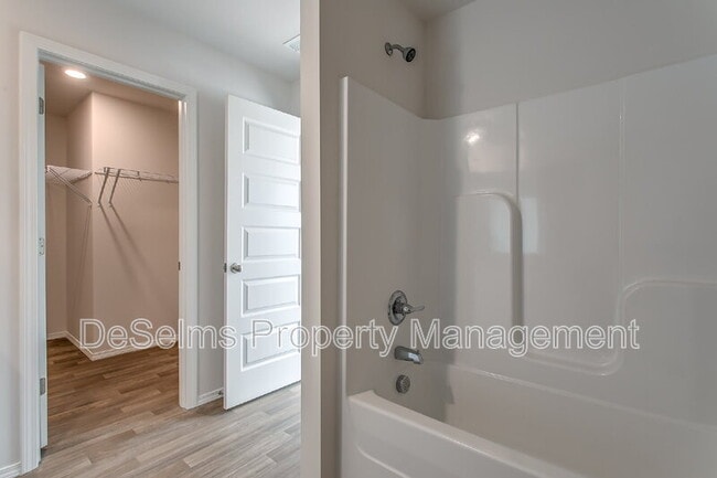 Building Photo - 2206 Yearling Dr