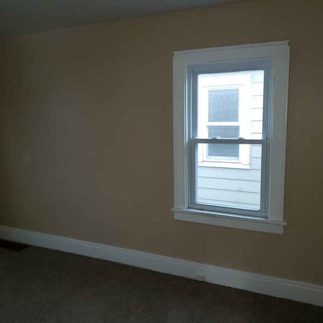 Building Photo - 173 N End Ave