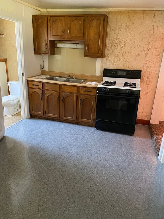 Building Photo - Two Bedroom House in Alton