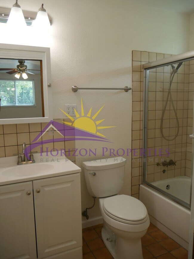 Building Photo - Remodeled 4 Bed 2 Bath 1,483 sqft in Fair Oaks