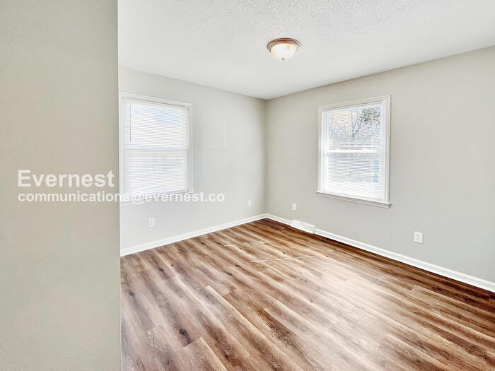 Building Photo - 425 Shallowood Ln