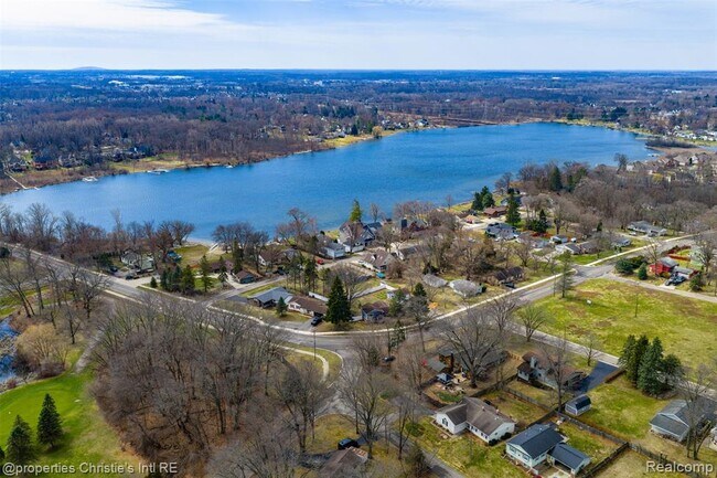 Building Photo - 2739 Lakeridge Ave