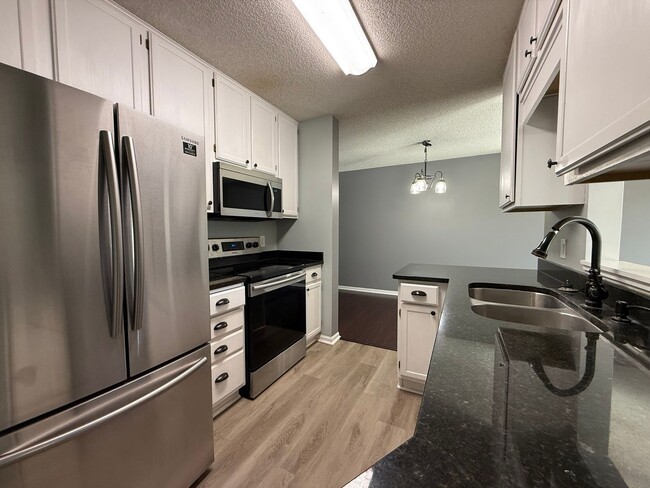 Building Photo - Updated 2 Bed, 2.5 Bath Apple Valley Townhome