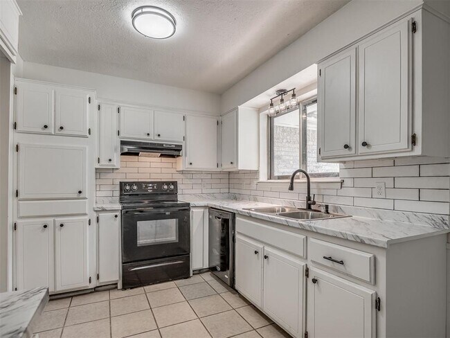 Building Photo - 1819 Lakehurst Dr