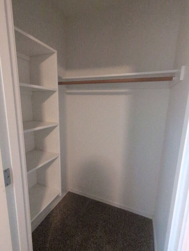 Building Photo - 917 W Ellendale Ave