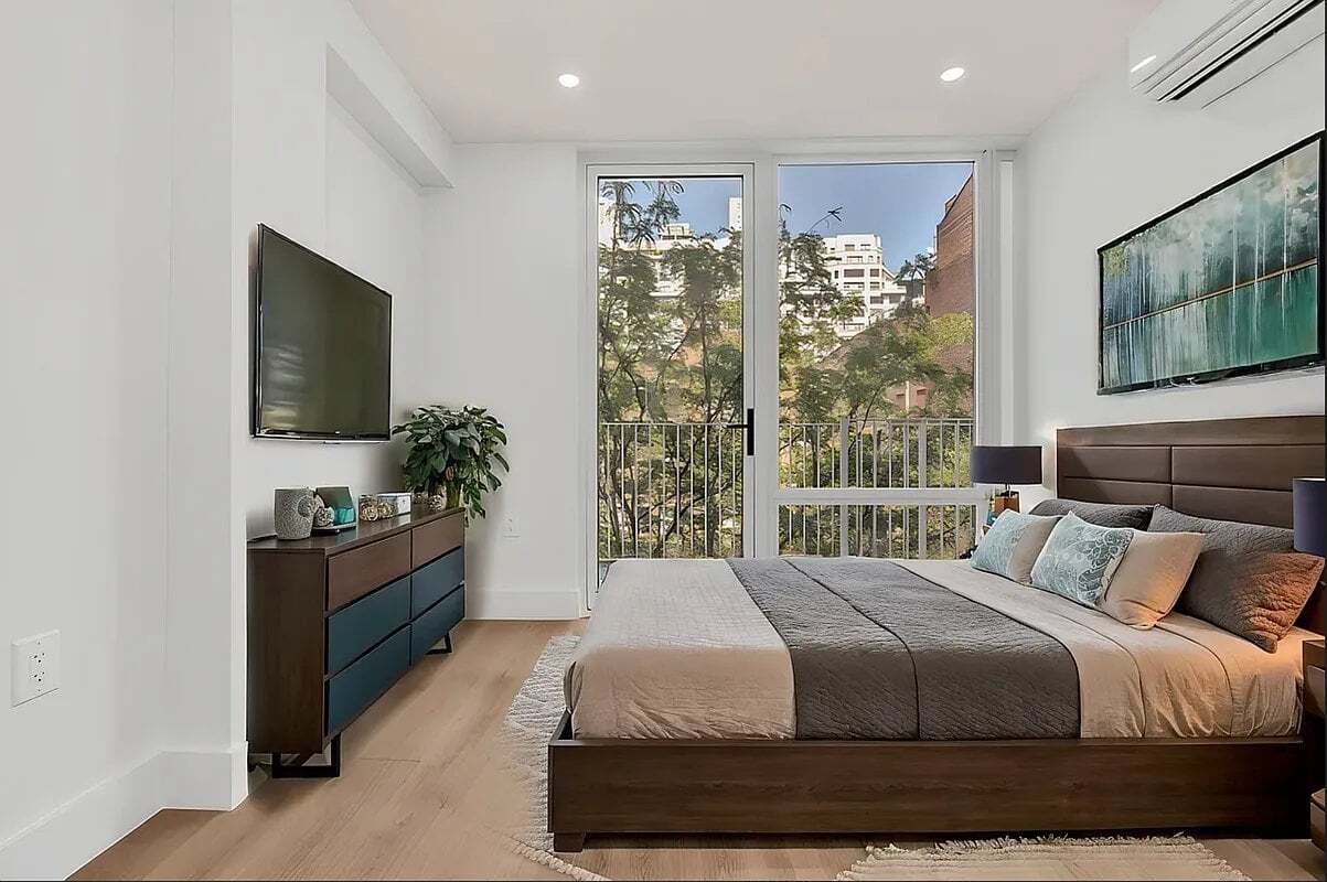 Building Photo - 20 E 13th St