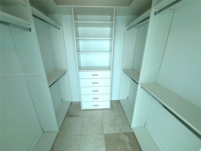 Building Photo - 950 Brickell Bay Dr