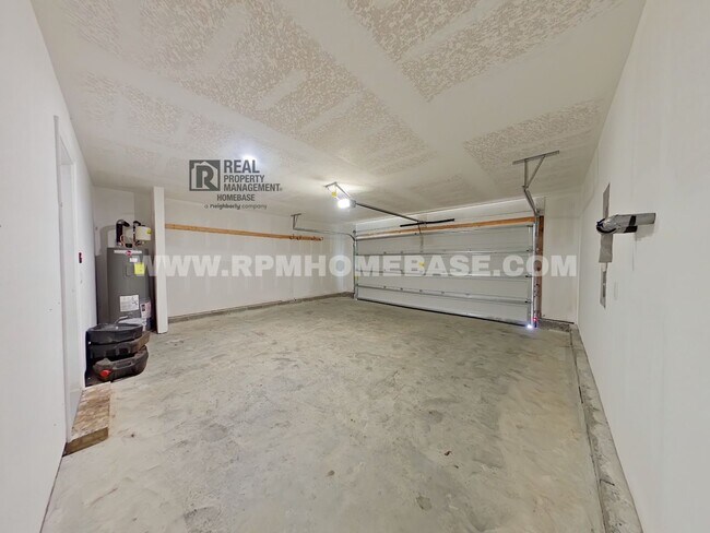 Building Photo - Spacious 5-Bedroom Home with Bonus Living ...