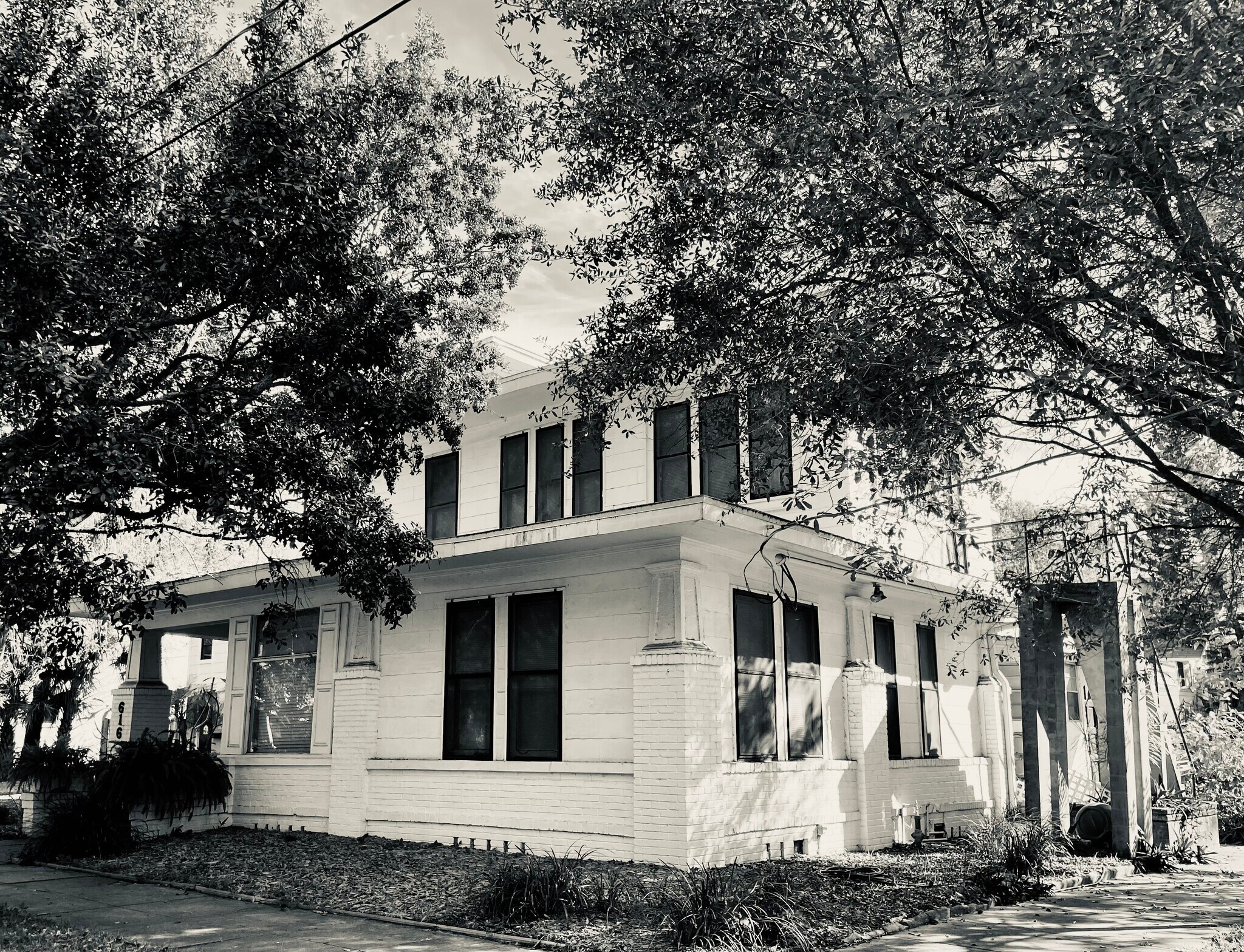 Building Photo - 616 W Azeele St