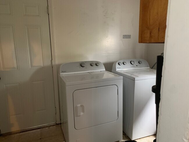 Shared laundry room - 2912 Harper Street