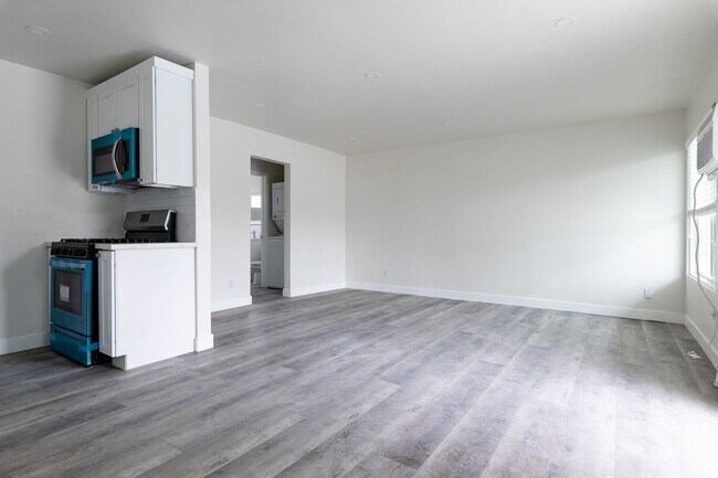 Building Photo - Newly Renovated 1 and 2 Bedroom apartments