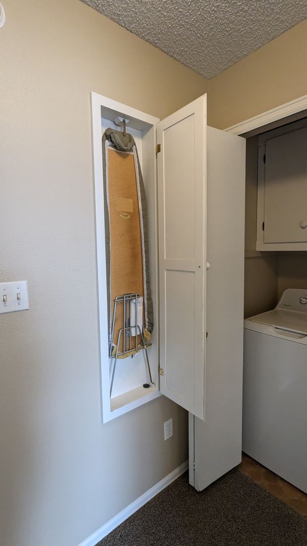 Building Photo - COZY TRI-LEVEL 3 BED/1.5 BATH WITH WOODBUR...