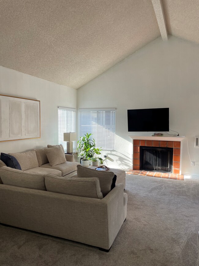 Nord lining room and fireplace - 930 Via Mil Cumbres