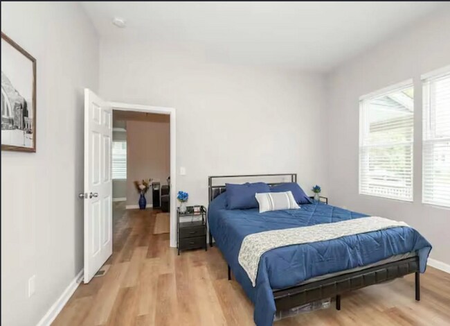 Building Photo - Spacious 5-Bed Furnished Home Near Xavier | Modern Updates, In-Unit Laundry & Off-Street Parking