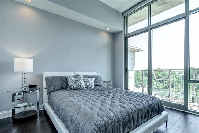 Building Photo - 905 Juniper St NE