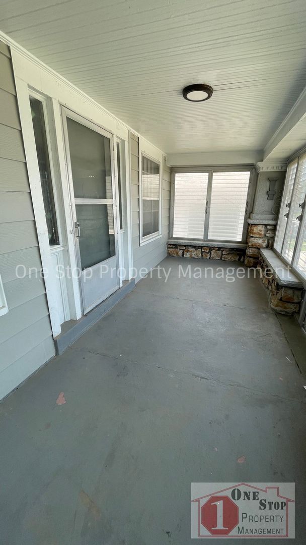 Building Photo - 3 Bedroom 1.5 Bathroom home in Kansas City!