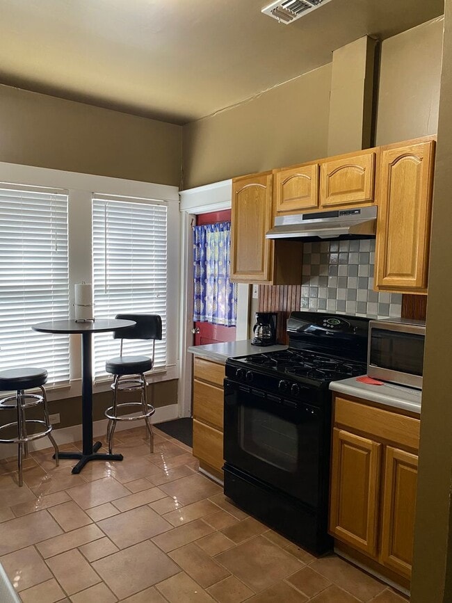 Building Photo - 226 W Whittier St