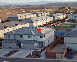 Building Photo - Three Bedroom Red Mountain Vista Town Home
