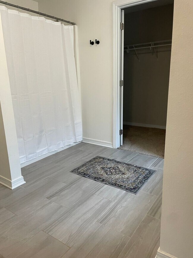 Building Photo - Spacious 5BR House in Crestview