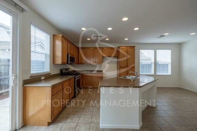 Building Photo - Spacious 3-Bedroom Home in Gated Lincoln Crossing Community