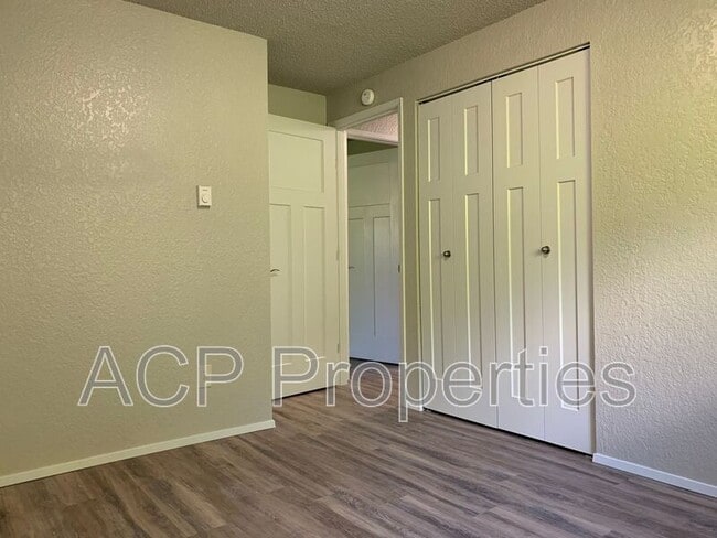 Building Photo - 3618 E Rusley Dr