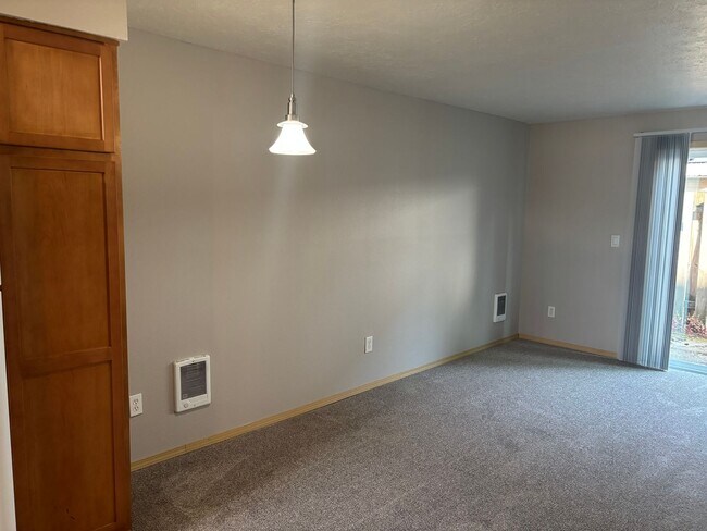 Building Photo - HALF OFF  1ST  FULL  MONTH'S  RENT   Pet-friendly Townhouse Near Parks and Downtown Newberg  Show...