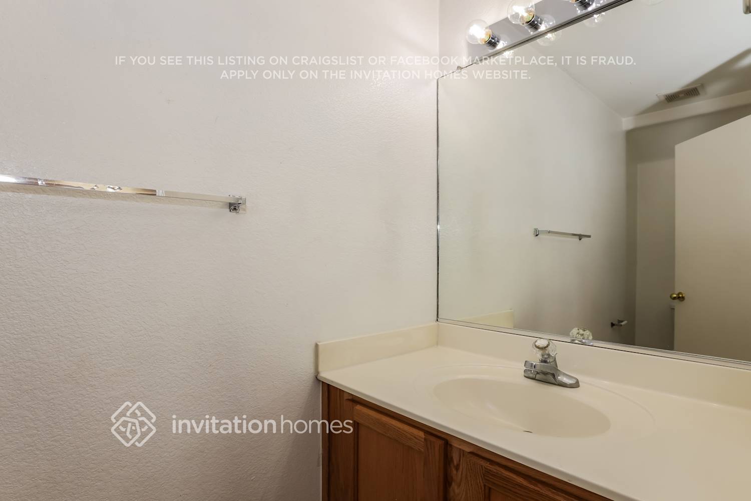 Building Photo - 5638 S 5th Dr