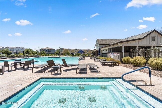 Building Photo - 5041 E Woodridge Dr