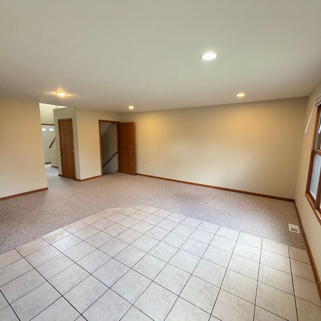 Building Photo - Large 3 bedroom duplex - move in ready!