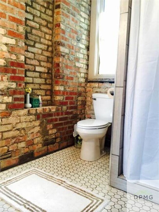 Building Photo - 108 S Hosmer St