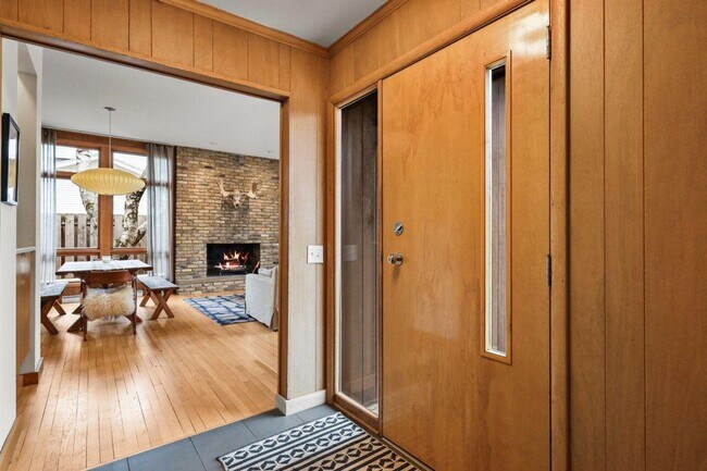 Building Photo - Mid-Century Home