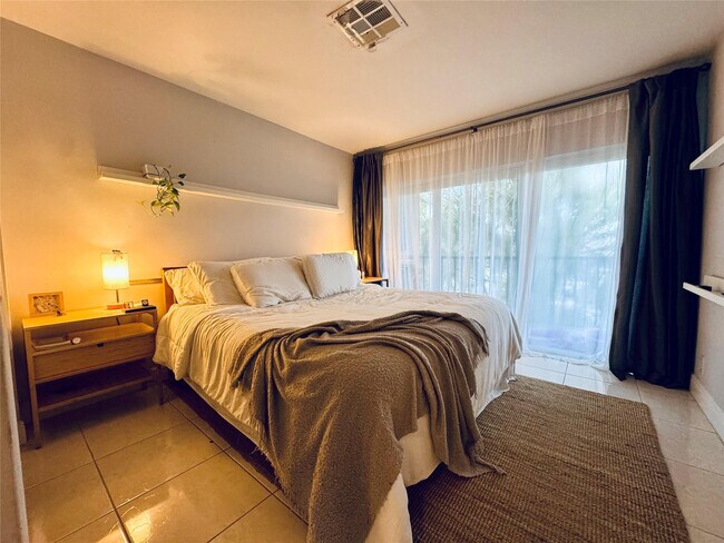 Building Photo - 2801 NE 33rd Ct