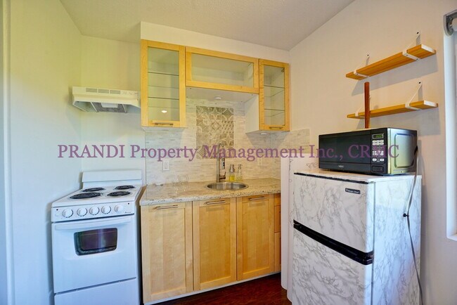 Building Photo - Air Conditioned San Rafael House with Pano...