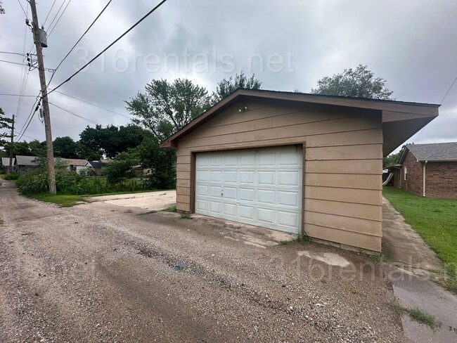 Building Photo - $895 - 2 bed 1 bath - Duplex